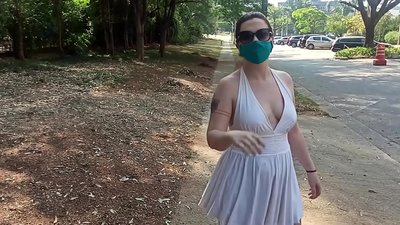 Desnudez pública: una chica de Rusia intenta quitarse la ropa en las calles de Río de Janeiro. Casi la detienen.